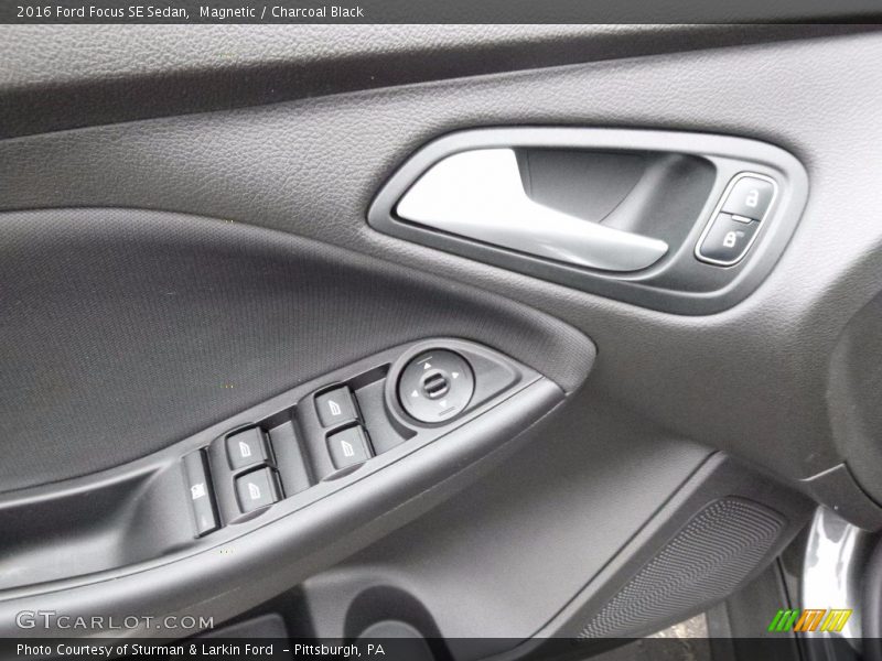 Magnetic / Charcoal Black 2016 Ford Focus SE Sedan