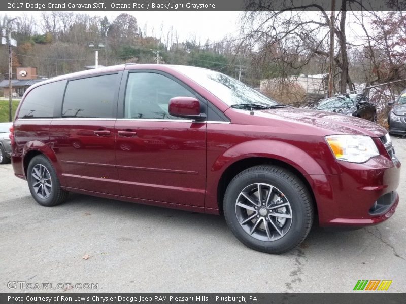 Front 3/4 View of 2017 Grand Caravan SXT