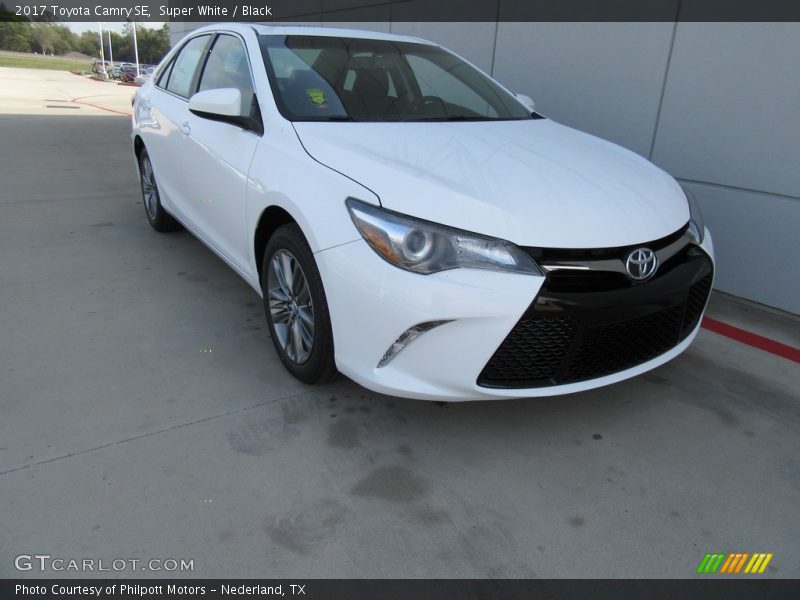 Super White / Black 2017 Toyota Camry SE
