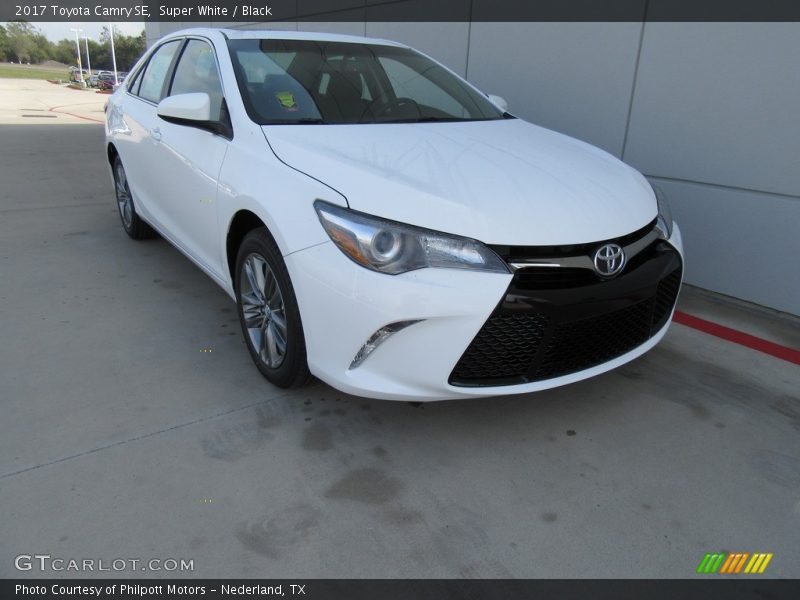 Super White / Black 2017 Toyota Camry SE