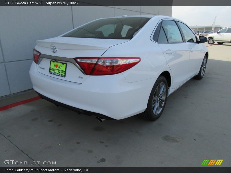 Super White / Black 2017 Toyota Camry SE
