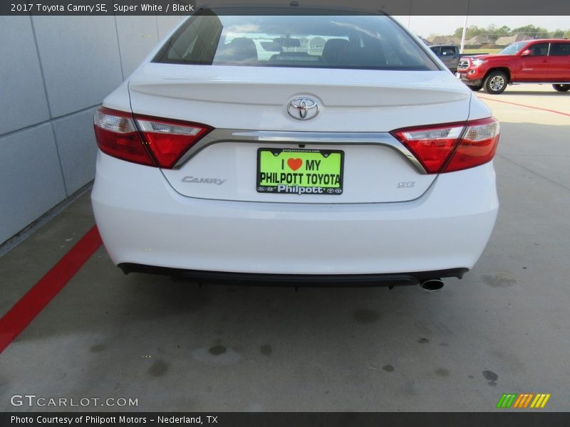 Super White / Black 2017 Toyota Camry SE