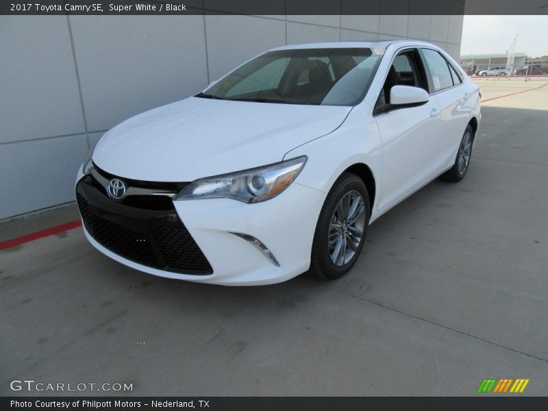 Super White / Black 2017 Toyota Camry SE
