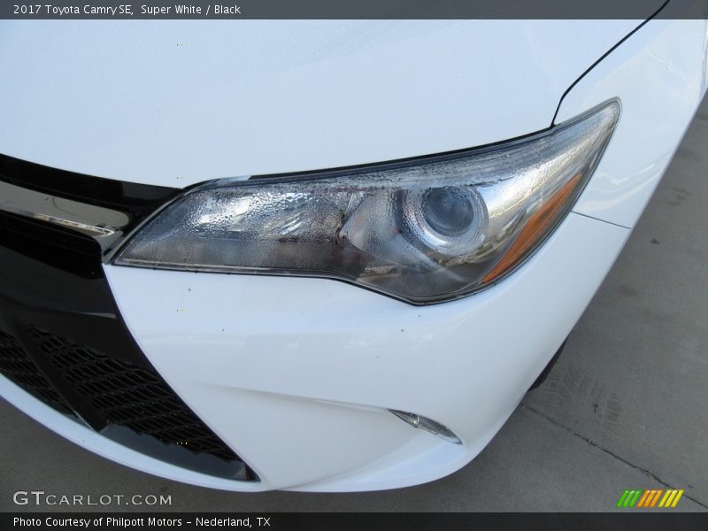 Super White / Black 2017 Toyota Camry SE
