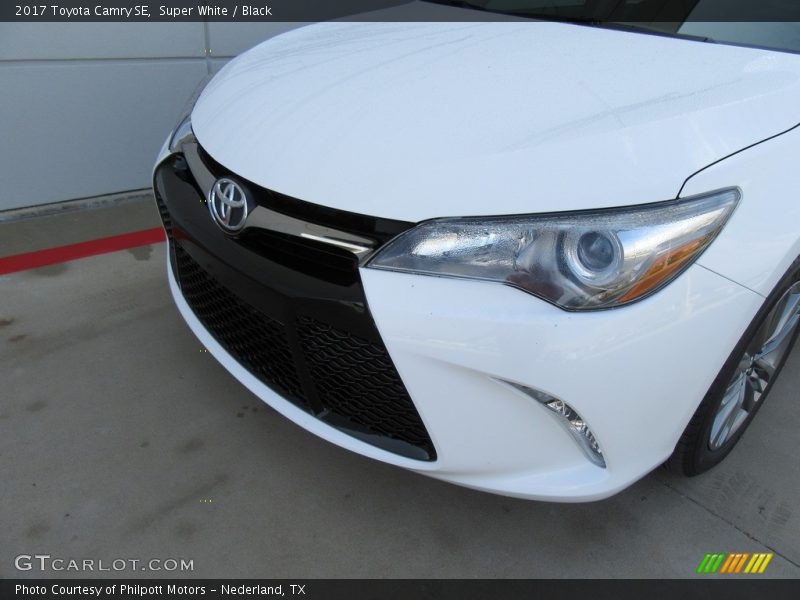 Super White / Black 2017 Toyota Camry SE