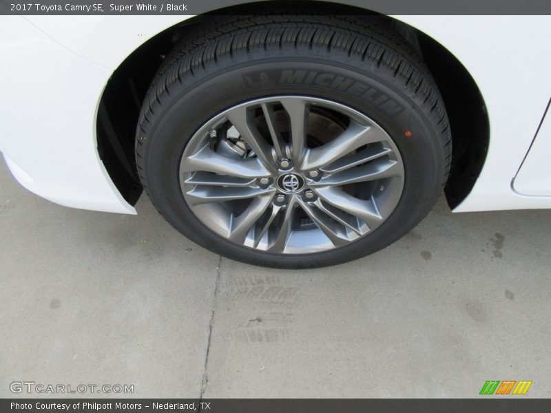 Super White / Black 2017 Toyota Camry SE