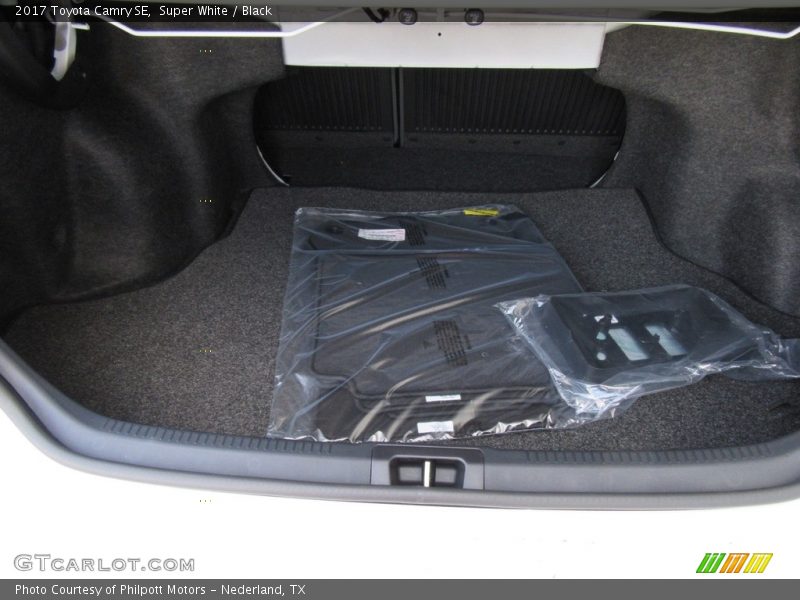 Super White / Black 2017 Toyota Camry SE