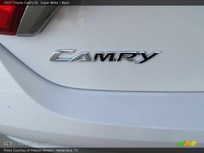 Super White / Black 2017 Toyota Camry SE