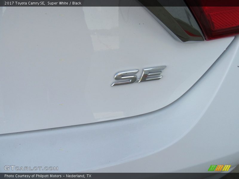 Super White / Black 2017 Toyota Camry SE