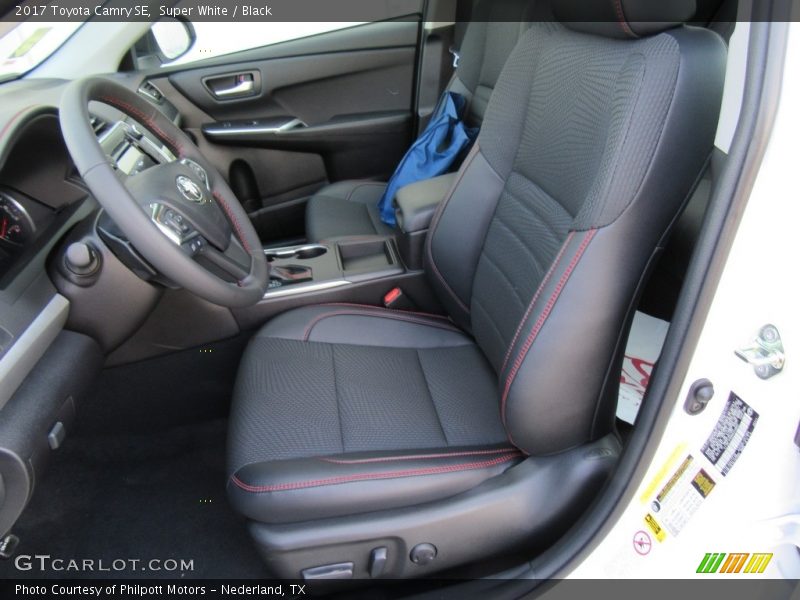 Super White / Black 2017 Toyota Camry SE