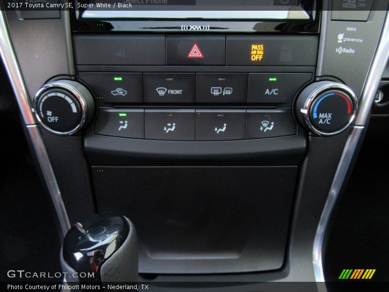 Super White / Black 2017 Toyota Camry SE