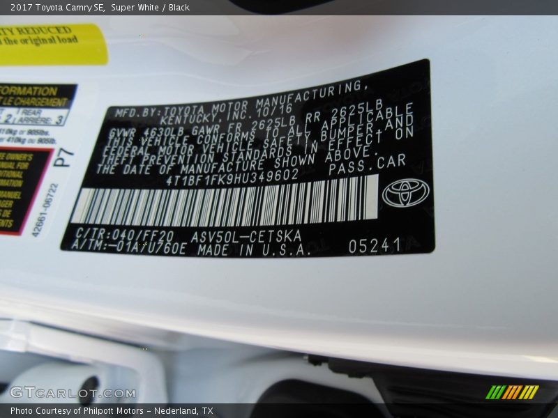 Super White / Black 2017 Toyota Camry SE
