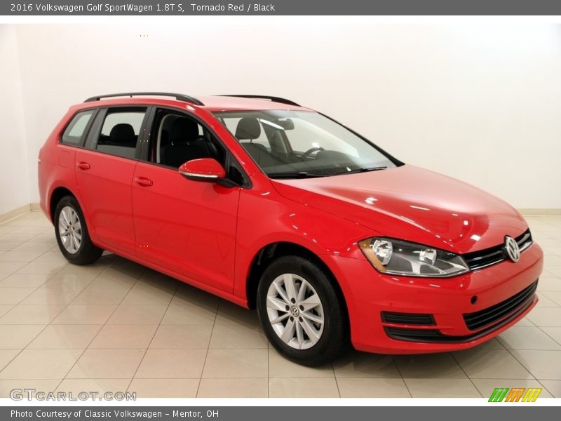 Front 3/4 View of 2016 Golf SportWagen 1.8T S