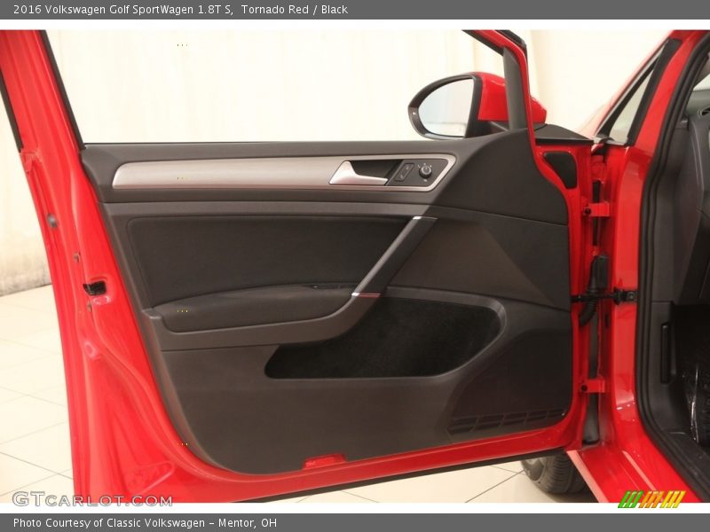 Door Panel of 2016 Golf SportWagen 1.8T S