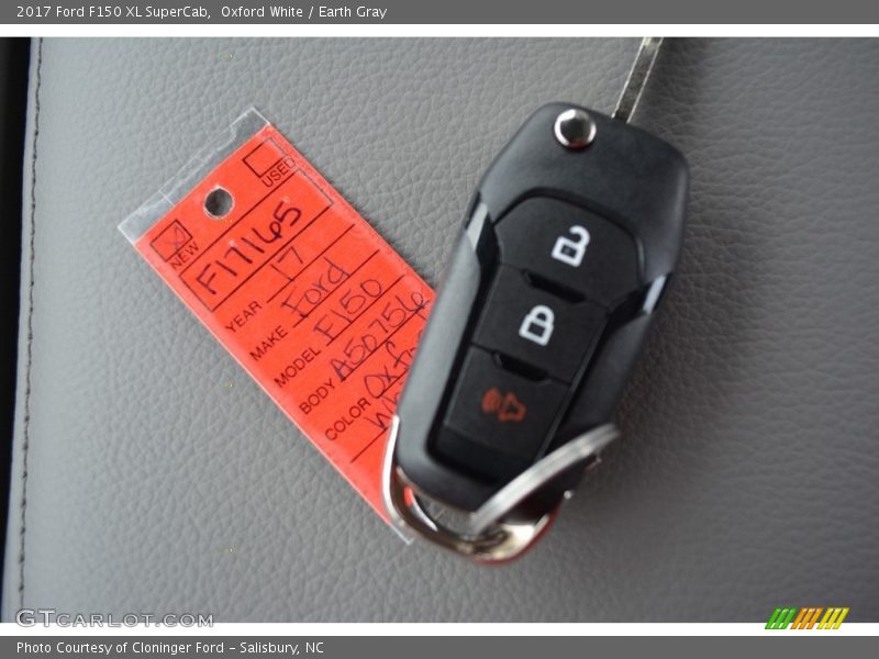 Oxford White / Earth Gray 2017 Ford F150 XL SuperCab