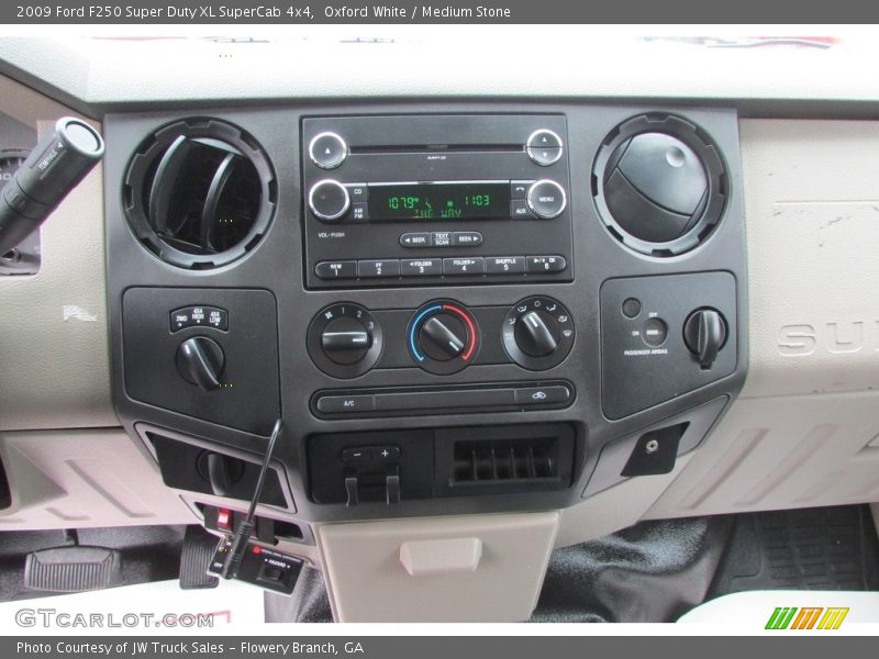 Oxford White / Medium Stone 2009 Ford F250 Super Duty XL SuperCab 4x4