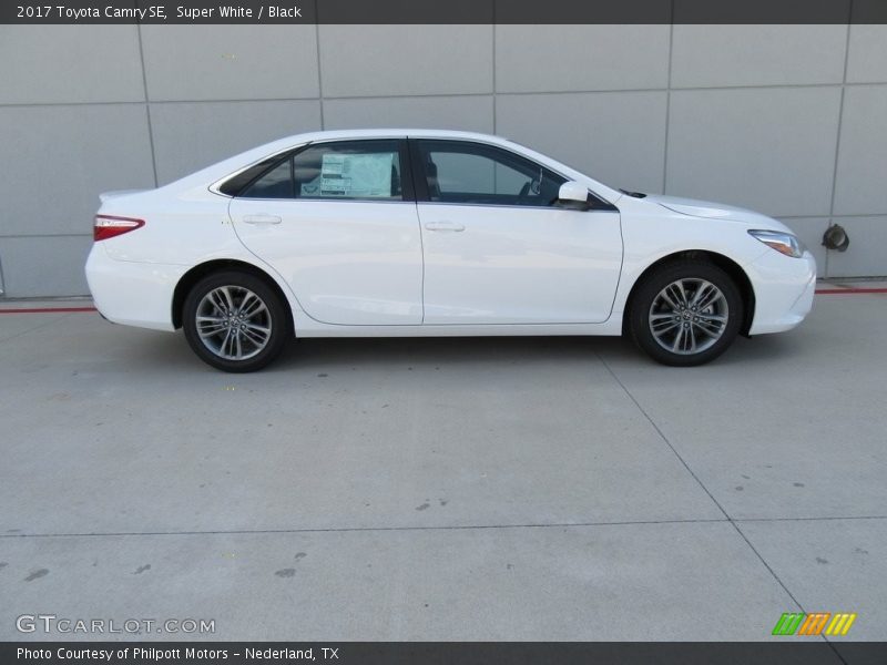 Super White / Black 2017 Toyota Camry SE