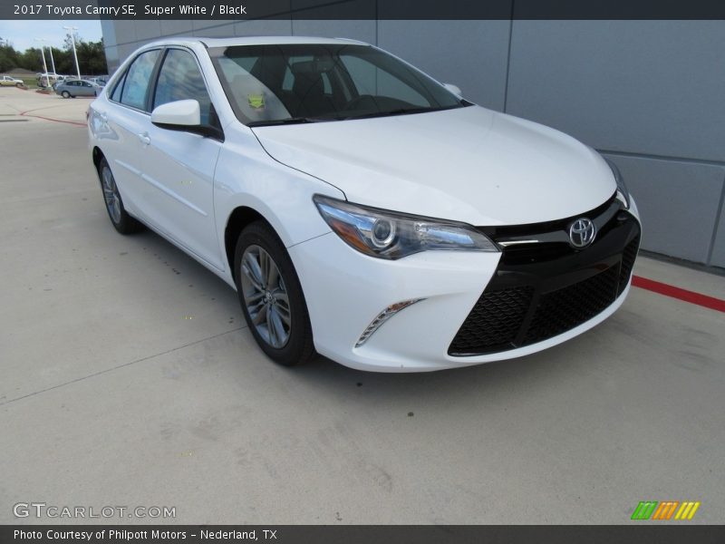 Super White / Black 2017 Toyota Camry SE