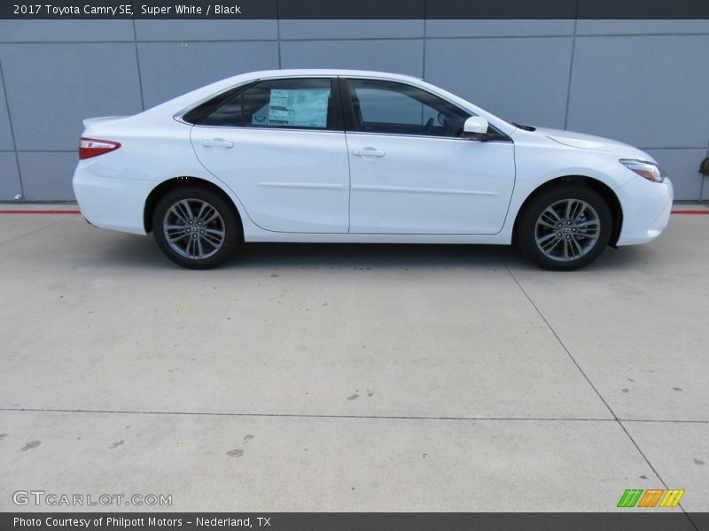 Super White / Black 2017 Toyota Camry SE