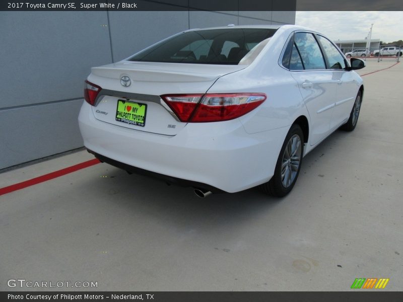 Super White / Black 2017 Toyota Camry SE