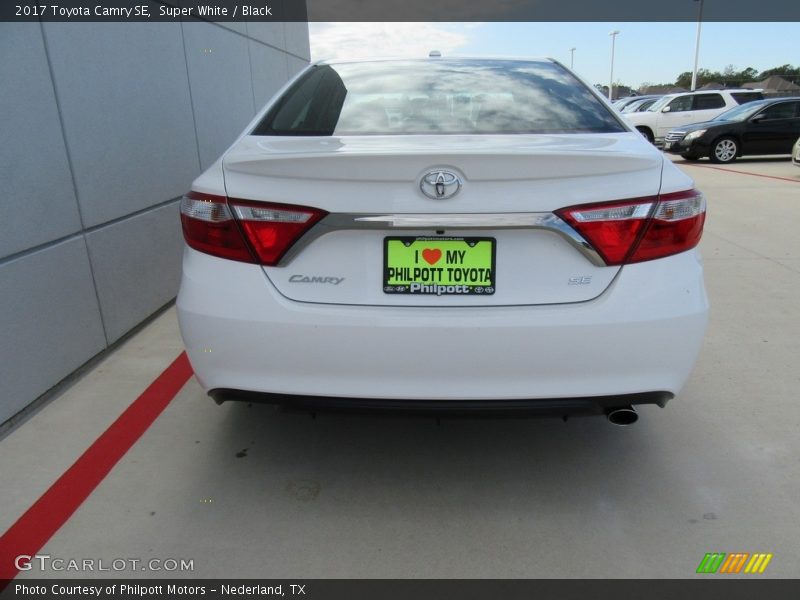 Super White / Black 2017 Toyota Camry SE
