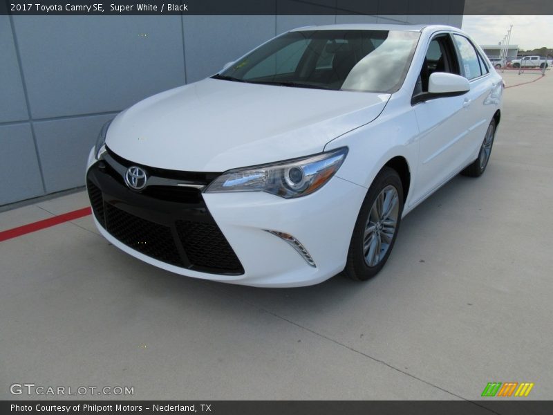 Super White / Black 2017 Toyota Camry SE