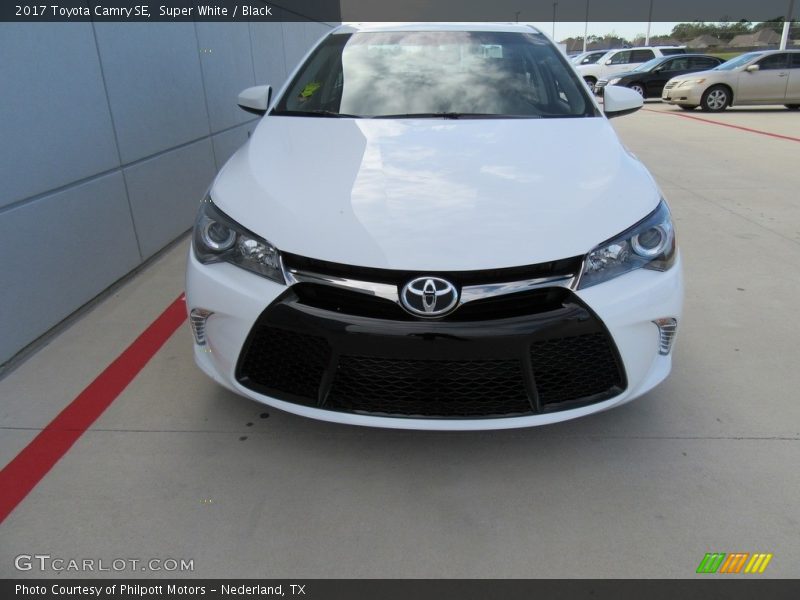 Super White / Black 2017 Toyota Camry SE