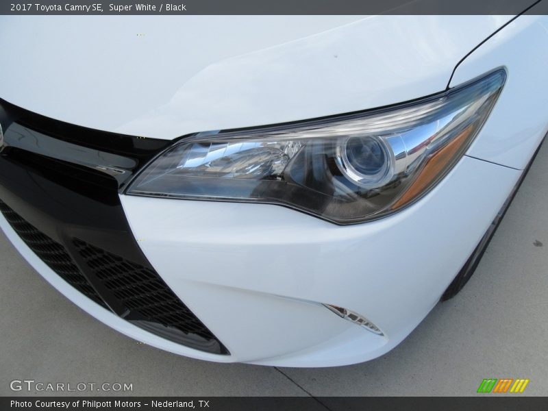 Super White / Black 2017 Toyota Camry SE