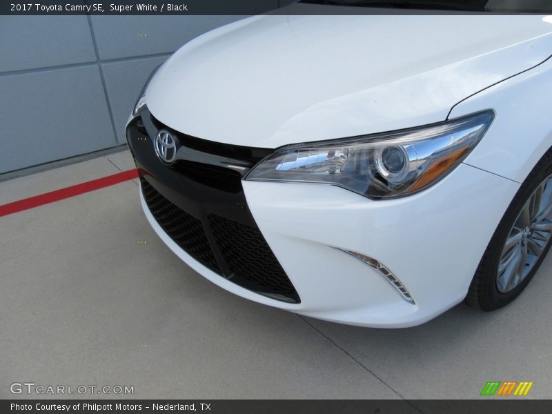 Super White / Black 2017 Toyota Camry SE