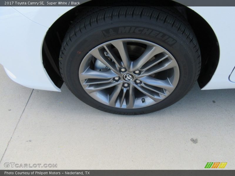 Super White / Black 2017 Toyota Camry SE