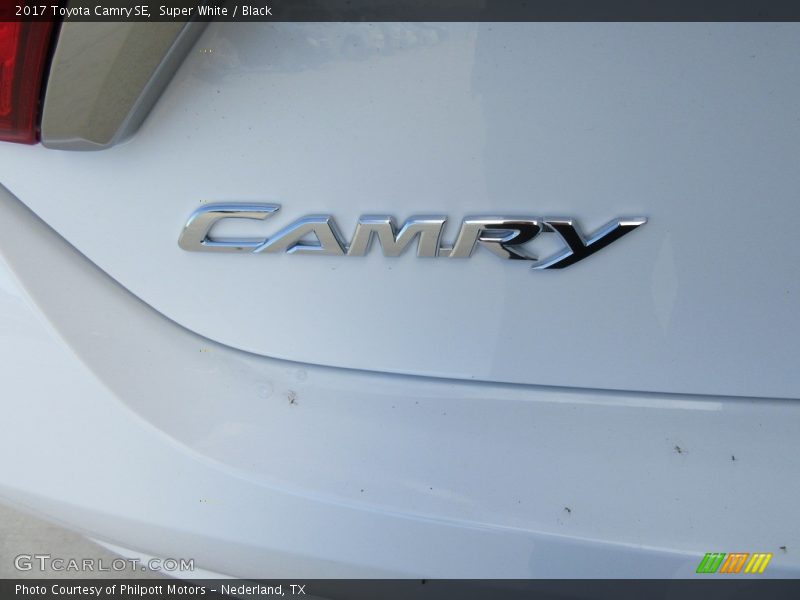 Super White / Black 2017 Toyota Camry SE