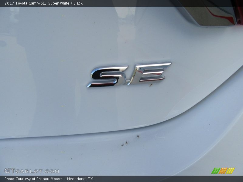 Super White / Black 2017 Toyota Camry SE