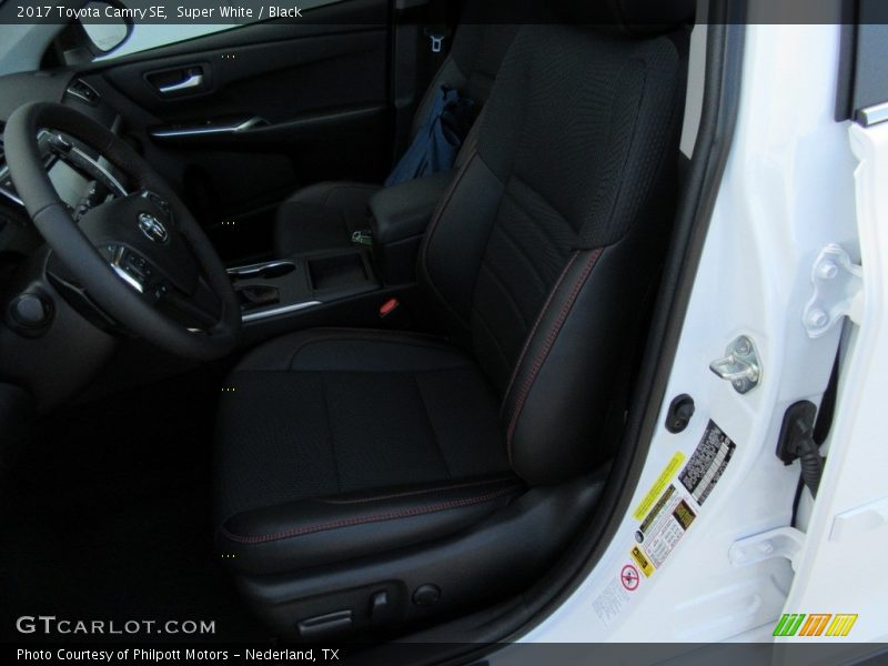 Super White / Black 2017 Toyota Camry SE
