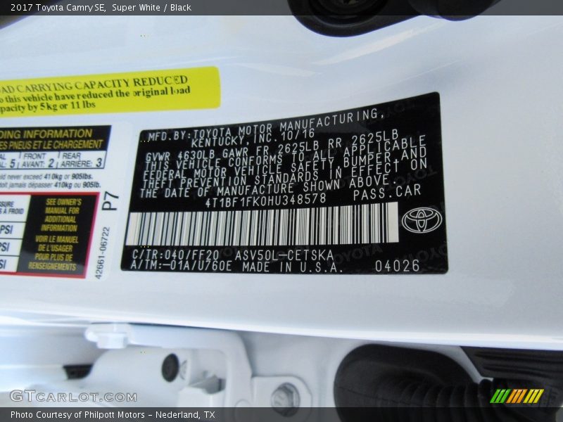 Super White / Black 2017 Toyota Camry SE