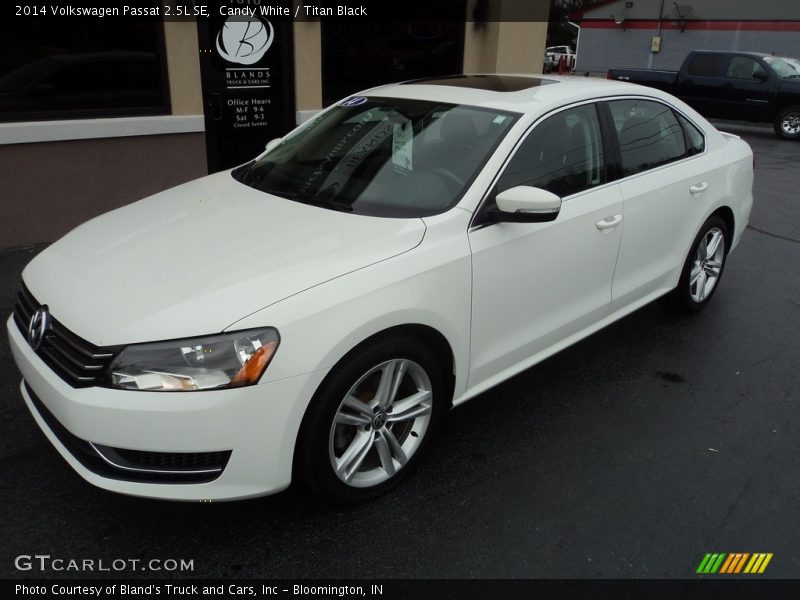 Candy White / Titan Black 2014 Volkswagen Passat 2.5L SE
