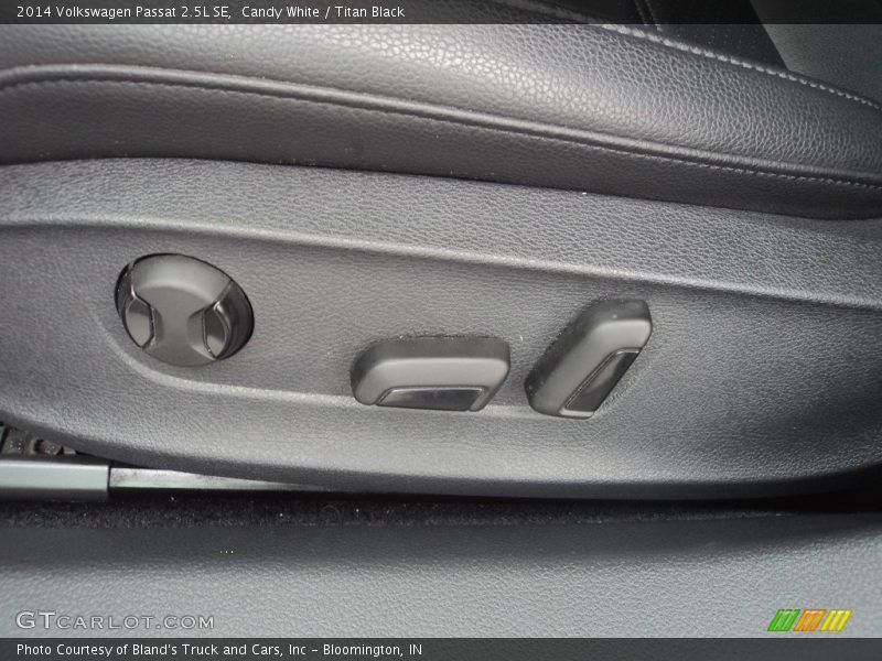 Candy White / Titan Black 2014 Volkswagen Passat 2.5L SE