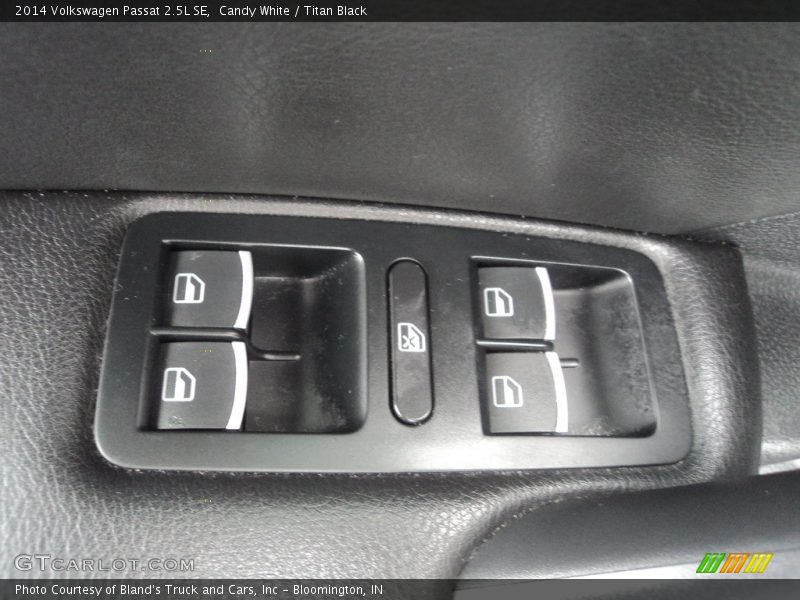 Candy White / Titan Black 2014 Volkswagen Passat 2.5L SE