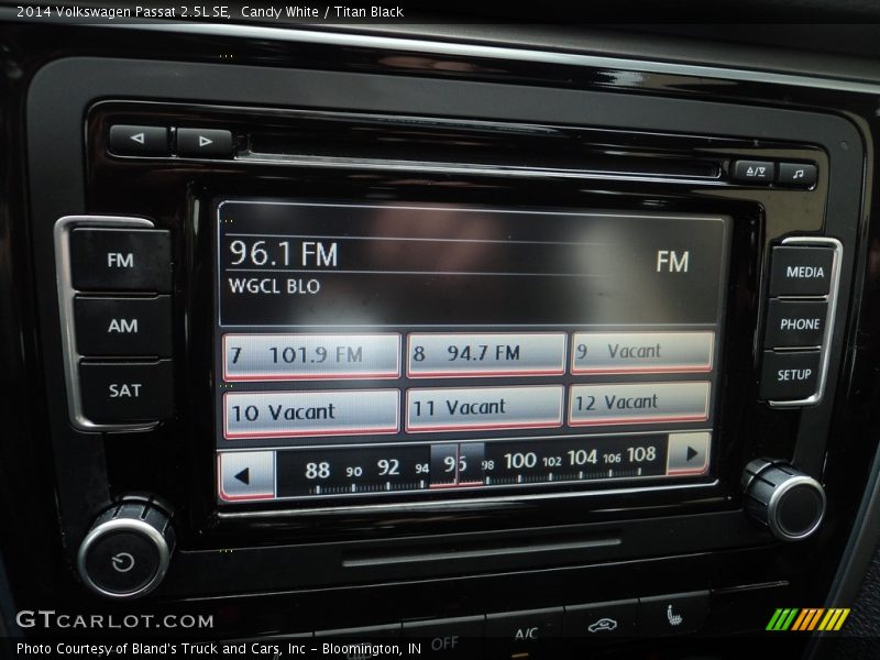 Candy White / Titan Black 2014 Volkswagen Passat 2.5L SE