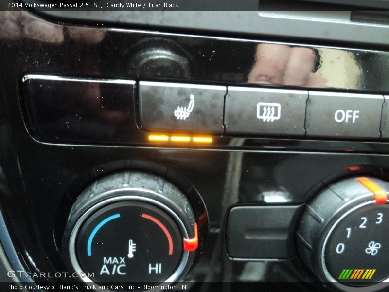 Candy White / Titan Black 2014 Volkswagen Passat 2.5L SE
