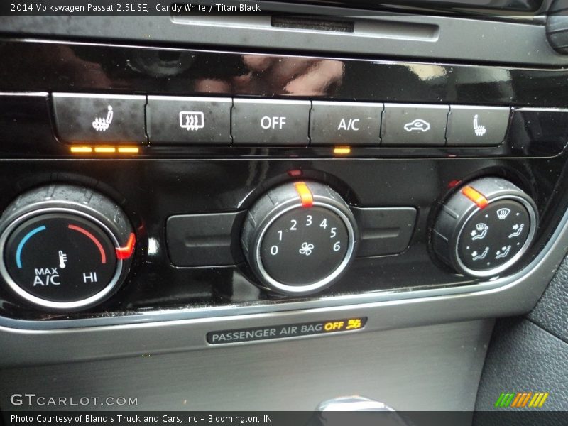 Candy White / Titan Black 2014 Volkswagen Passat 2.5L SE