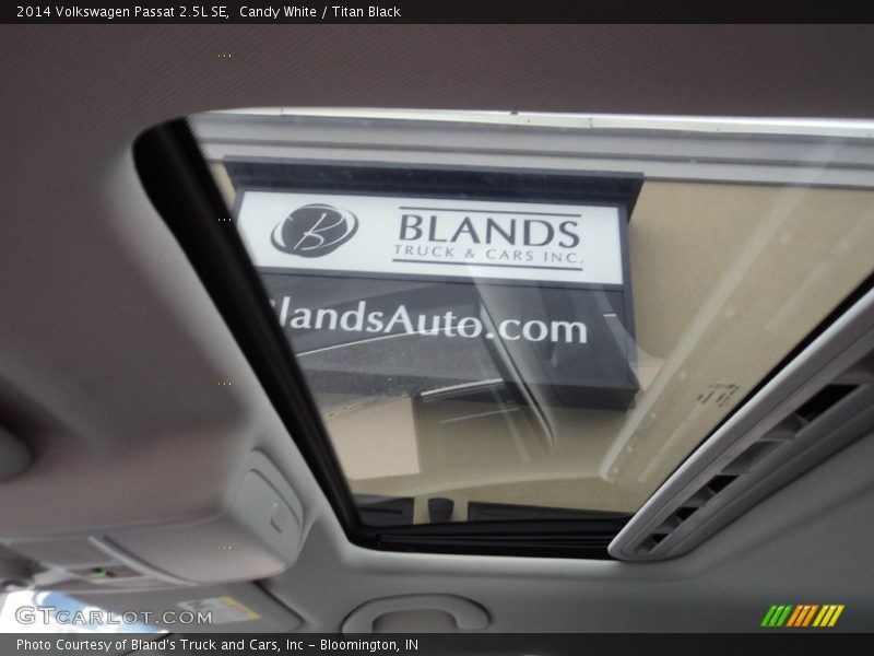 Candy White / Titan Black 2014 Volkswagen Passat 2.5L SE