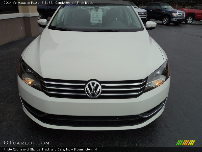 Candy White / Titan Black 2014 Volkswagen Passat 2.5L SE