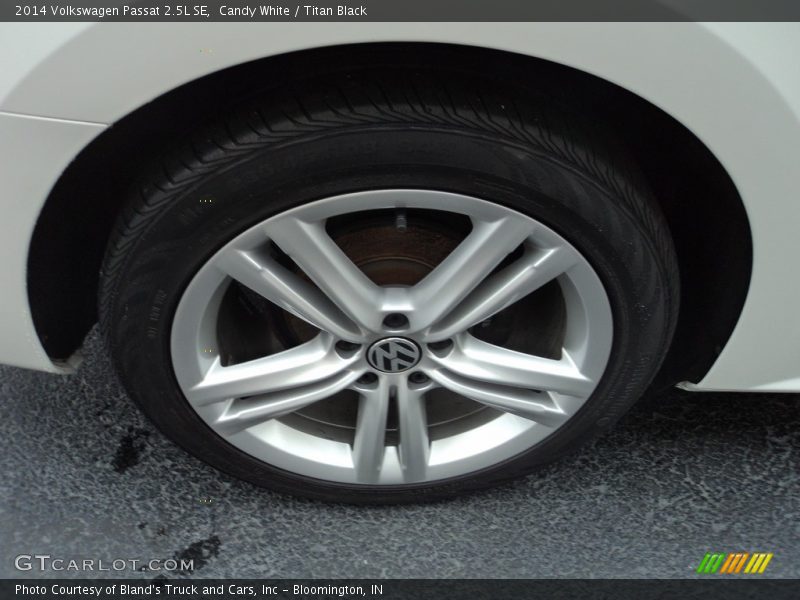 Candy White / Titan Black 2014 Volkswagen Passat 2.5L SE