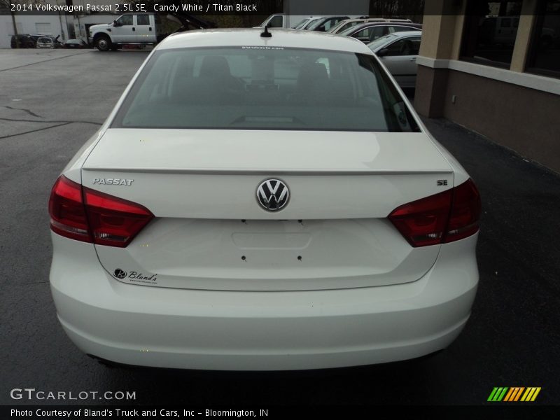 Candy White / Titan Black 2014 Volkswagen Passat 2.5L SE