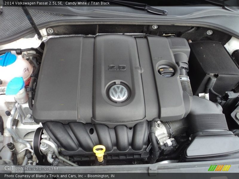 Candy White / Titan Black 2014 Volkswagen Passat 2.5L SE