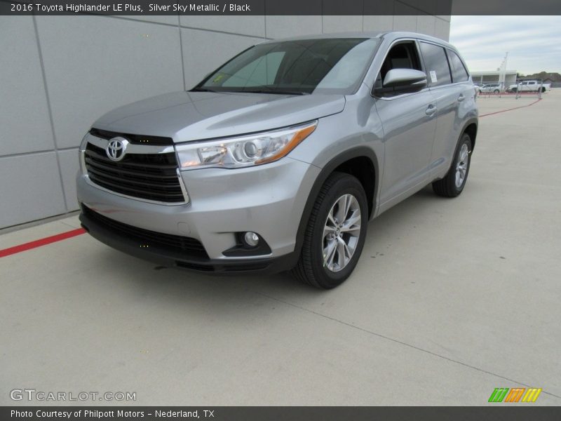 Front 3/4 View of 2016 Highlander LE Plus