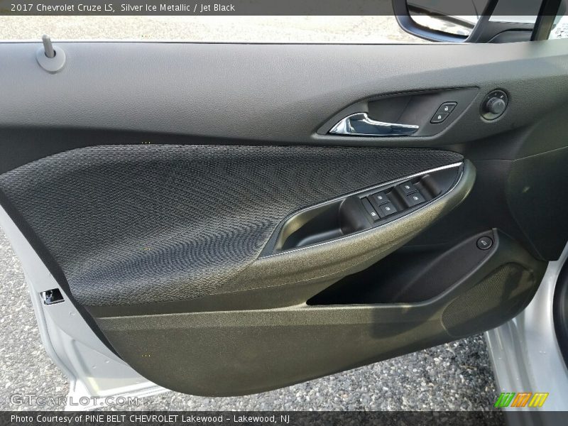 Silver Ice Metallic / Jet Black 2017 Chevrolet Cruze LS