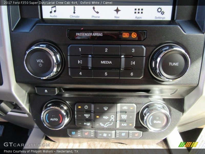 Controls of 2017 F350 Super Duty Lariat Crew Cab 4x4