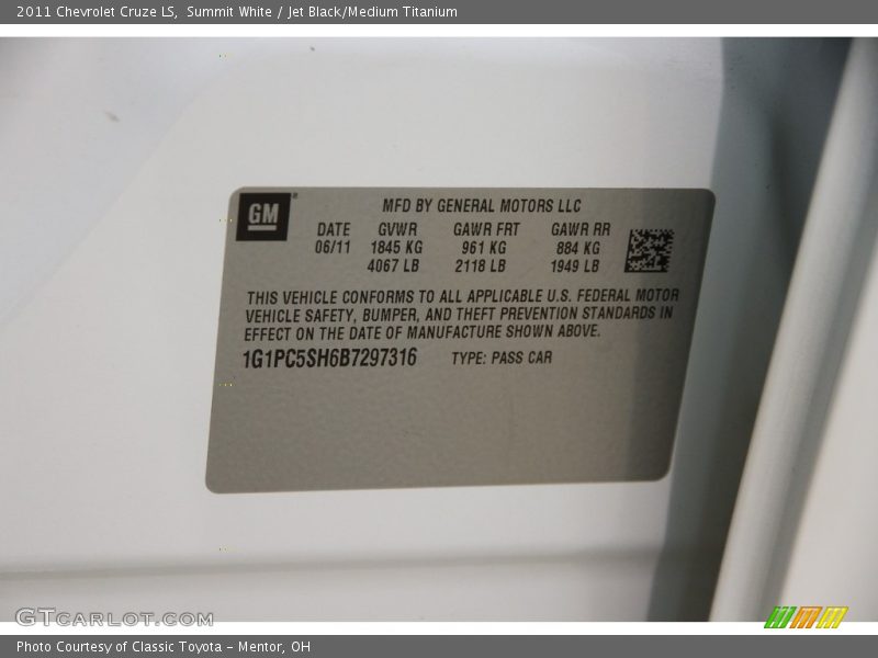 Summit White / Jet Black/Medium Titanium 2011 Chevrolet Cruze LS