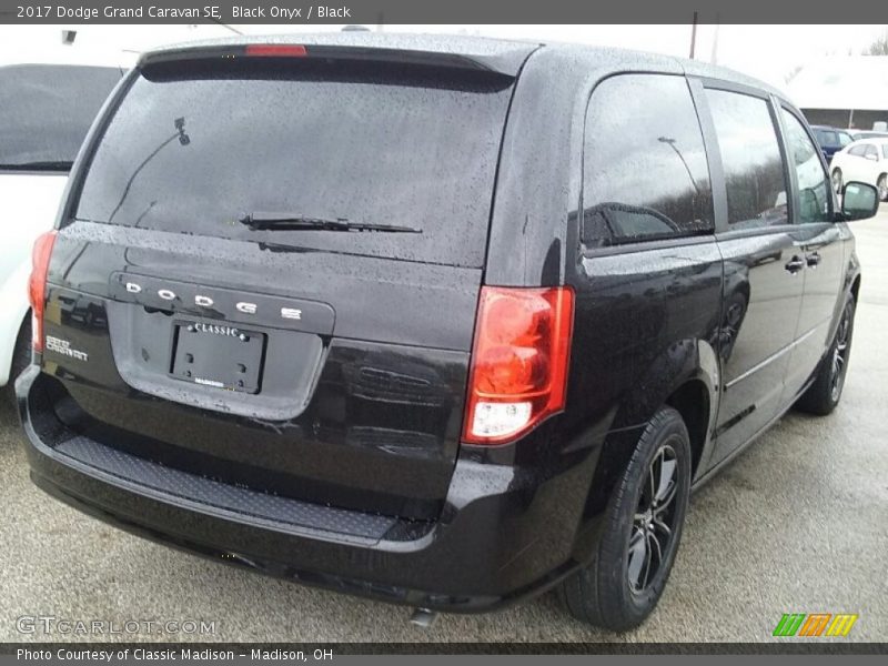 Black Onyx / Black 2017 Dodge Grand Caravan SE